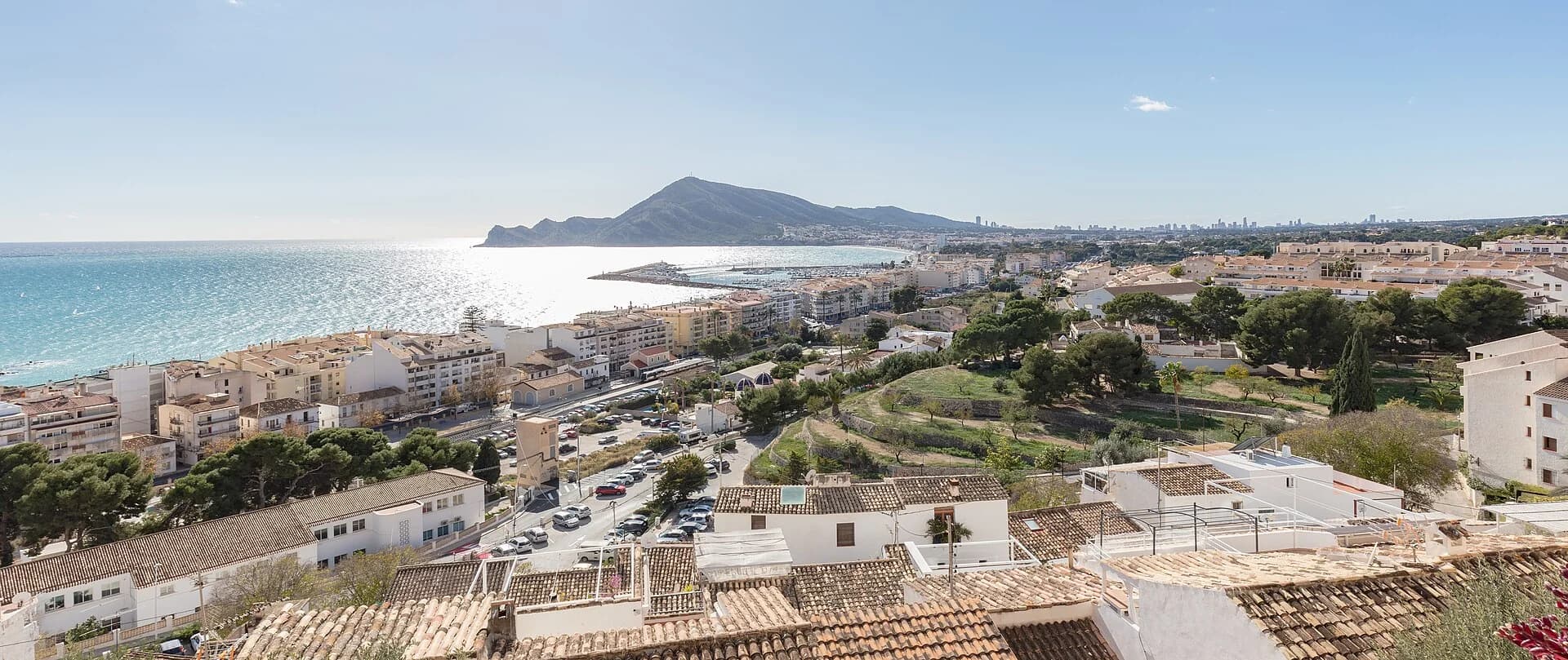 Fotografía real de la costa y el núcleo urbano de Altea tomada en enero de 2023