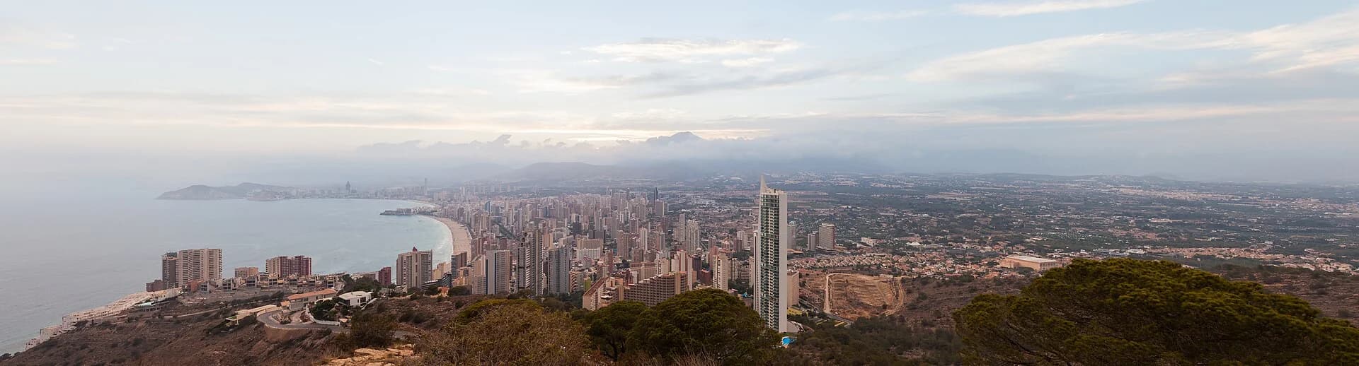 Fotografía panorámica real de la costa y los edificios de Benidorm tomada en 2014