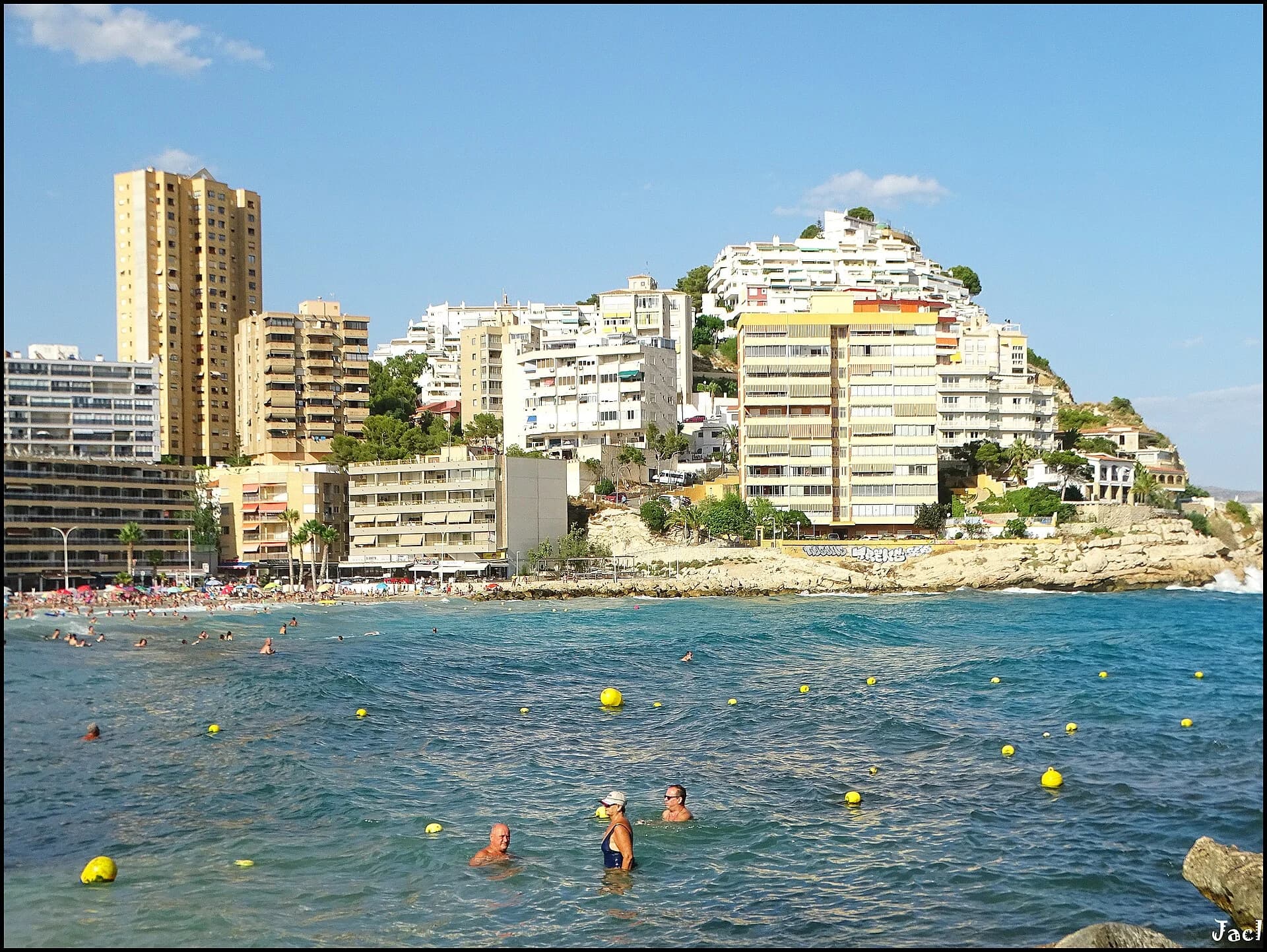 Vista real de la Cala de Finestrat, su playa y los edificios del entorno